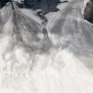 Schneefelder mit Geröll an einem Berghang